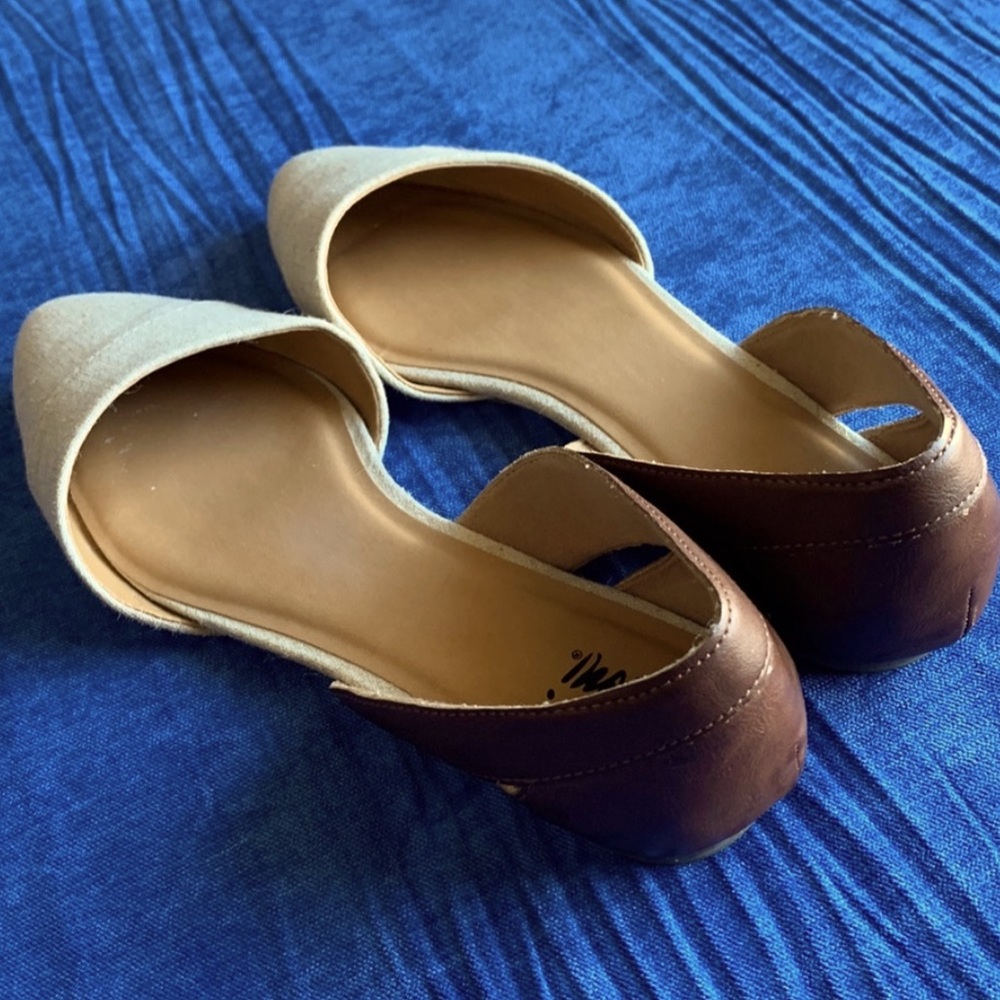 Fioni beige golden threaded linen faux leather cut out open side flats, Size 11W
